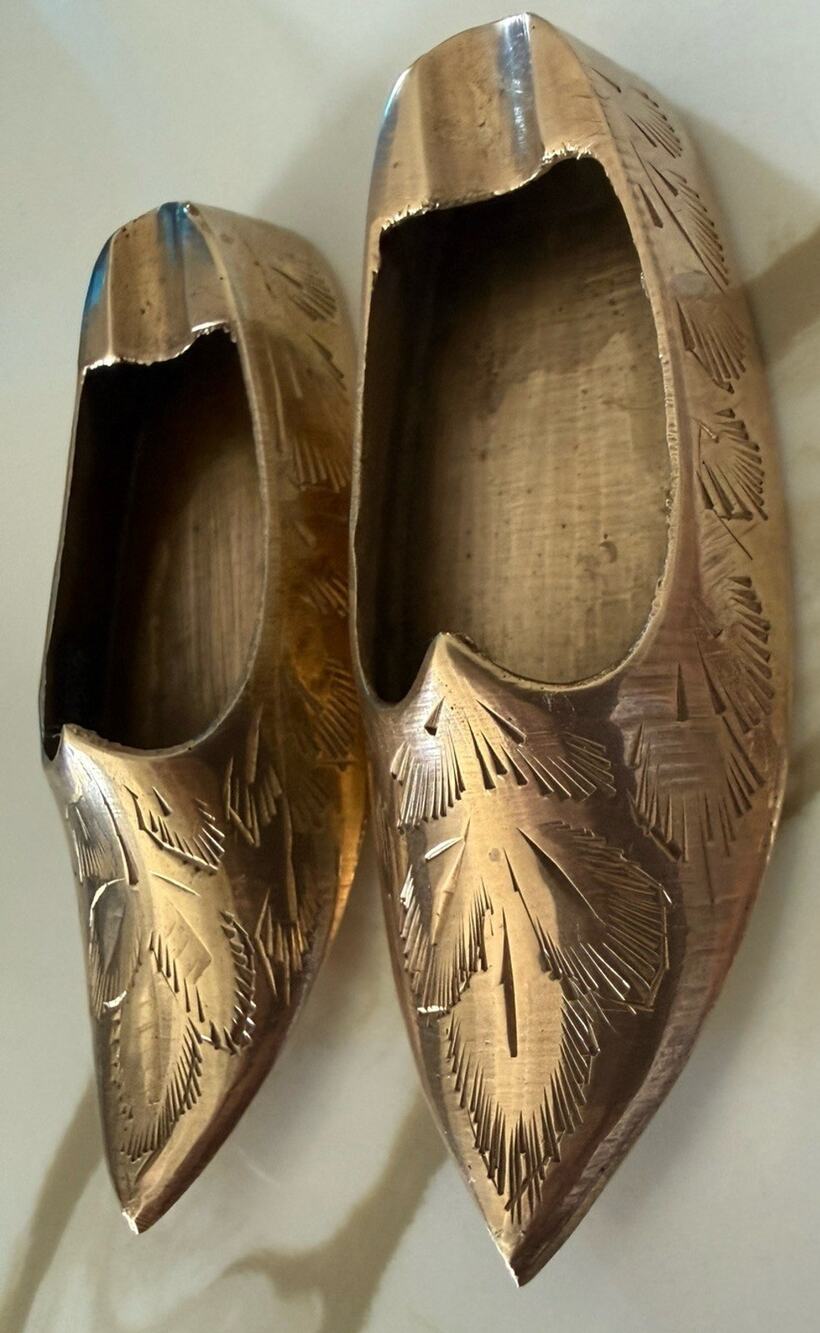 Vintage Pair of 2 Shoe-Shaped Ashtrays Solid Brass Hand-Etched Floral 3.5” India